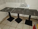 deux tables placées dans un coin de la pièce