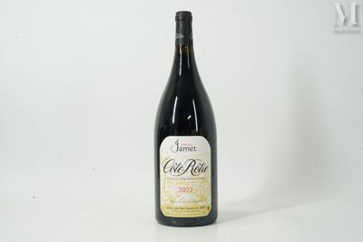la bouteille de vin est posée sur une surface blanche