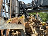 un bulldozer qui est à l'arrêt dans la terre