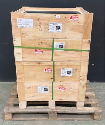 une palette en bois sur laquelle sont posées plusieurs caisses