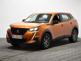 La voiture orange est garée dans une pièce dont le sol est à carreaux.