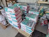 de nombreuses boîtes de pizza posées sur une palette dans un entrepôt
