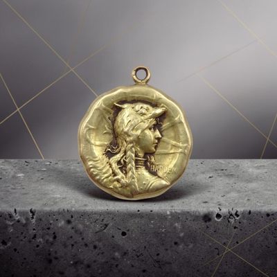 gros plan d'une pièce d'or portant un visage de femme