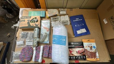 de nombreux objets posés sur une table
