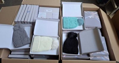 de nombreuses boîtes contenant des chapeaux et d'autres objets