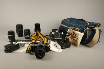 un appareil photo, un sac, un objectif, un objectif, un étui pour appareil photo, un objectif, un objectif et un appareil photo