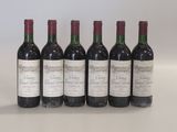 six bouteilles de vin sont alignées sur une table