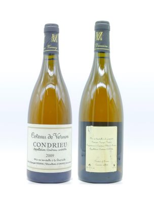 deux bouteilles de vin posées l'une à côté de l'autre sur une surface blanche