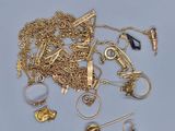 un tas de bijoux en or posé sur un fond bleu