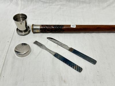une photo montrant un couteau, une fourchette, une cuillère et un repose-cuillère posés sur une table