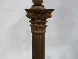 une lampe posée sur une table