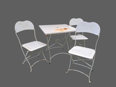 trois chaises et une table sur laquelle se trouve une fleur