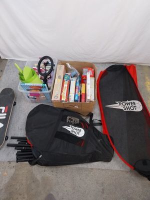 un skateboard, un sac à dos et un skateboard posé par terre