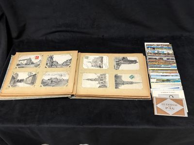 un livre ouvert posé sur une table recouverte d'un tissu noir