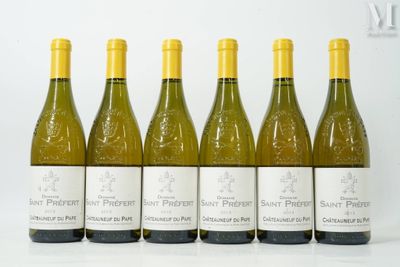 six bouteilles de vin blanc alignées sur une table
