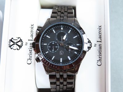 une montre en bois dans un coffret, avec un cadran noir