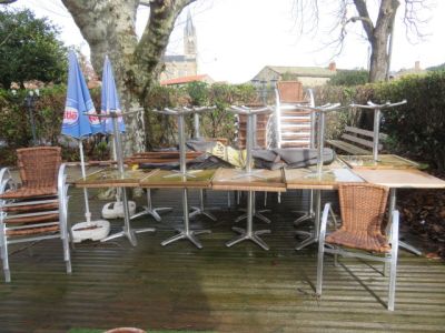 une table et des chaises sur une terrasse en bois dans le jardin