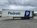 La remorque est garée sur le parking par une journée nuageuse.