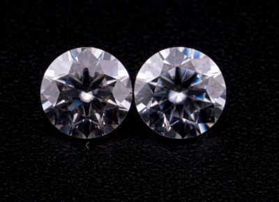 une paire de diamants de taille ronde sur un fond noir