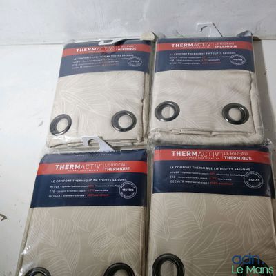Trois paquets de protège-matelas Thermace sont posés sur une table