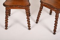 Paire de chaises "escabelles" en chêne mouluré et sculpté, r… (photo 3)