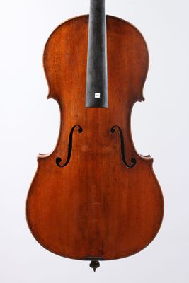 un vieux violon suspendu à une ficelle sur un fond blanc