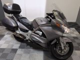une moto garée sur un sol en damier