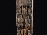 une image représentant une sculpture en pierre représentant un groupe de personnes sur fond noir