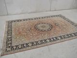 un tapis posé par terre dans un coin de la pièce
