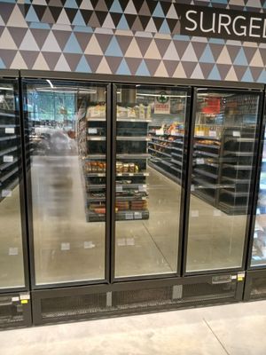 une photo d'un magasin présentant un vaste choix de produits alimentaires