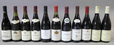 plusieurs bouteilles de vin sont alignées sur une table