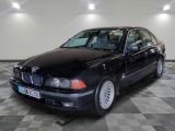 la photo d'une voiture noire garée dans un garage