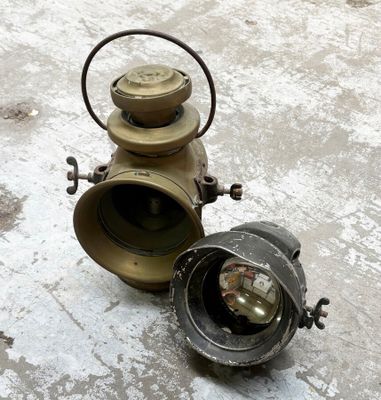 une vieille lampe posée par terre