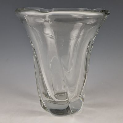 un vase en verre posé sur une table