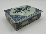 une petite boîte bleue et blanche ornée d'un motif