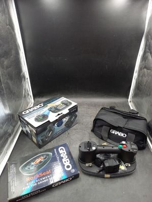 deux manettes de jeux vidéo posées sur une table