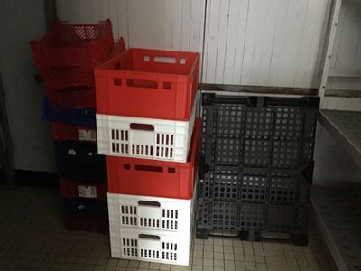 Lot de 5 grosses caisses alimentaires + 13 canettes en plastique + 1 p - Photo 1