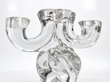 un bougeoir en verre posé sur une table