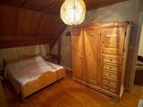 une chambre avec un lit, une commode et une lampe