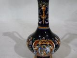 un vase noir orné d'un motif doré