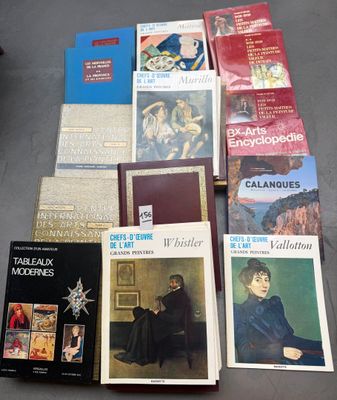Plusieurs livres sont posés par terre, les uns à côté des autres.