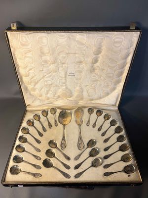 many spoons and spoon spoons in a case