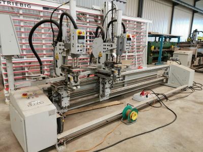 une photo d'une machine en fonctionnement dans une usine