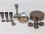 beaucoup d'objets en argent qui se trouvent sur la table