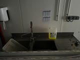 une photo d'une cuisine avec un évier et un robinet