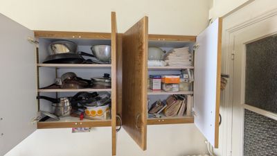 deux placards ouverts dans un coin de la pièce