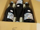 trois bouteilles de vin dans une boîte en carton avec une étiquette de prix