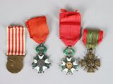 trois médailles et une médaille sur une surface blanche