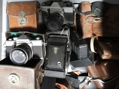 une pile d'anciens appareils photo empilés les uns sur les autres