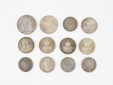 une image représentant un groupe de pièces de monnaie posées sur une surface blanche